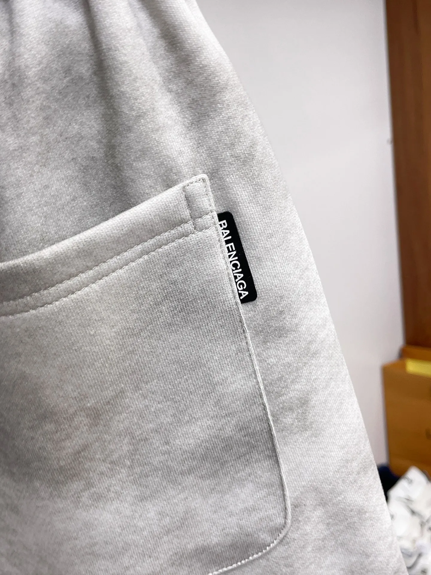 Balenciaga's three-standard complete 2026 summer New Arrival men's casual shorts, advanced custom-made Breathable fabric, Breathable fabric, extremely stretchy and comfortable, impeccable details, top-grade accessories, original logo design concept, delicate and soft feel! The upper body fit is awesome! Size: M-XXXL Please state your height and weight when ordering